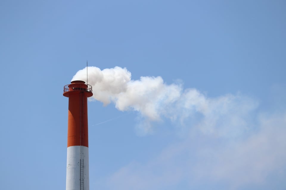 特定有害物質を想起させる工場の煙突の煙