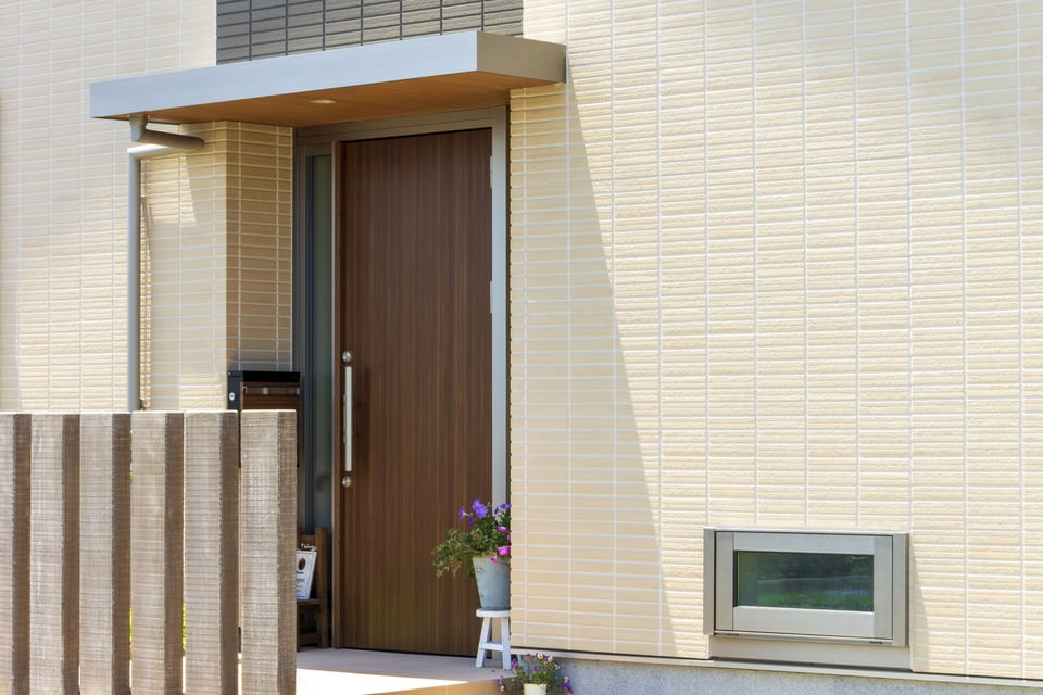外観側から見た一般的で現代的な玄関