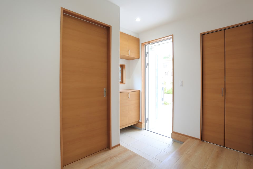 陽光とゆとりに溢れた一戸建ての住宅の玄関ホール