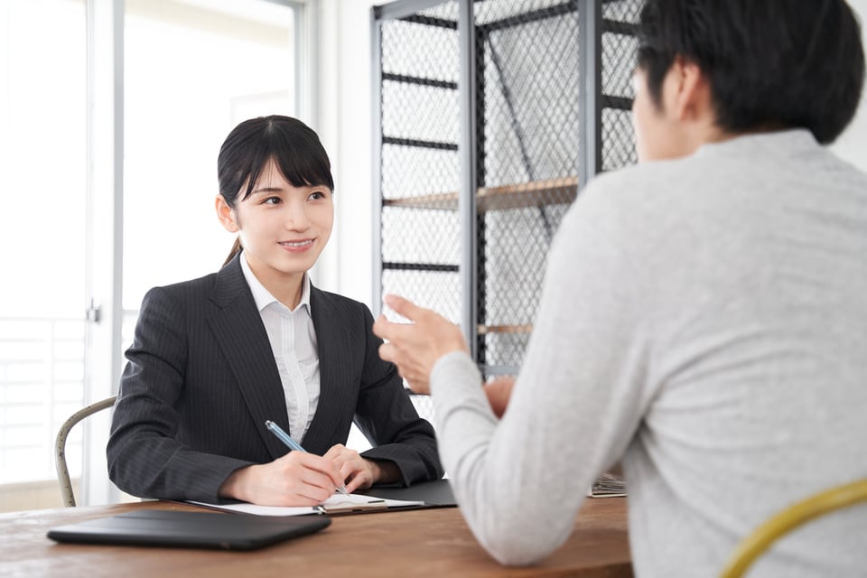 申込証拠金について説明する不動産業者