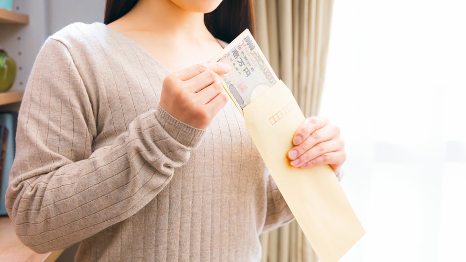 契約のため、申込証拠金を準備する女性