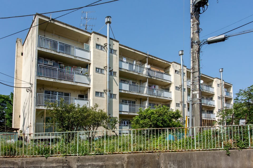 立退費用が支払われ、住民が全員退去した古いマンション