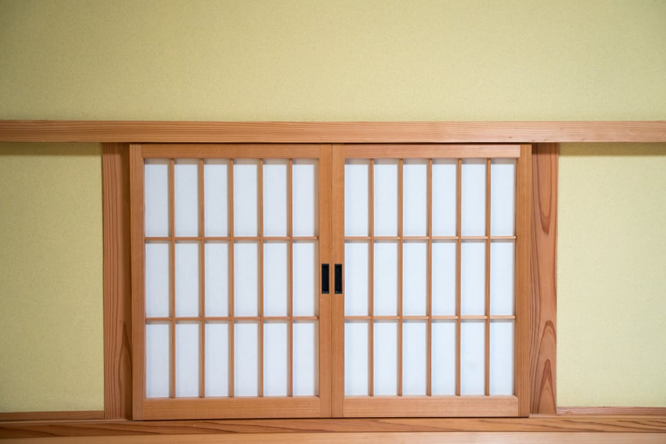 竪繁障子を使用した小さな扉