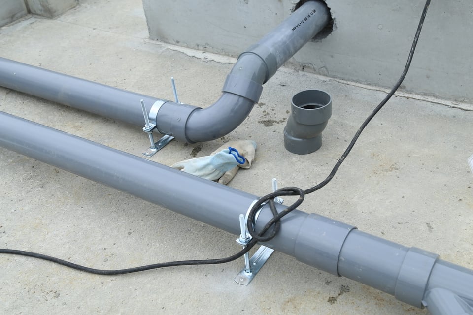 給排水設備工事中にむき出しになった配管
