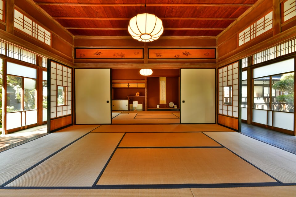 室内から庭園を望むことができる続き和室