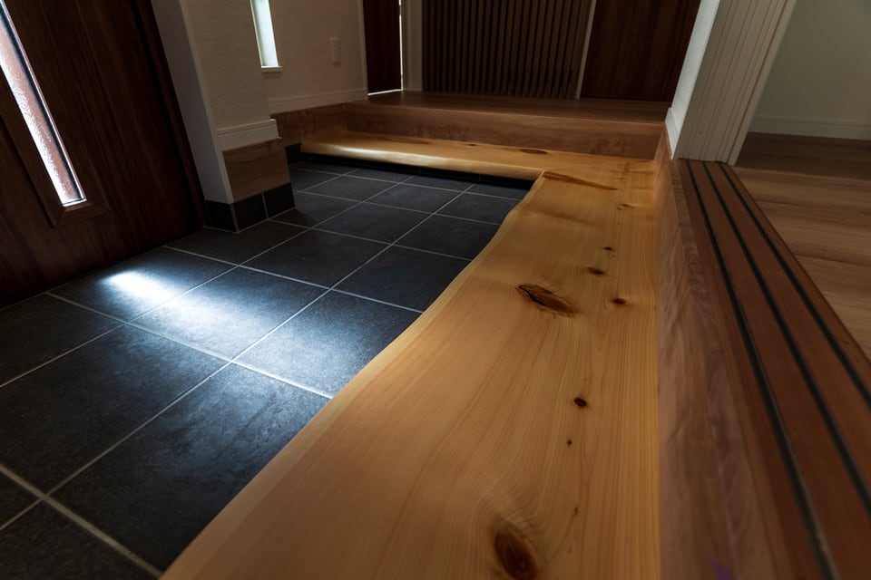 天然木でゆったりと広く設けられた上がり框