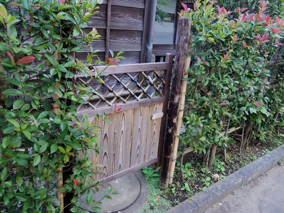 昔ながらの日本家屋に設置された勝手口