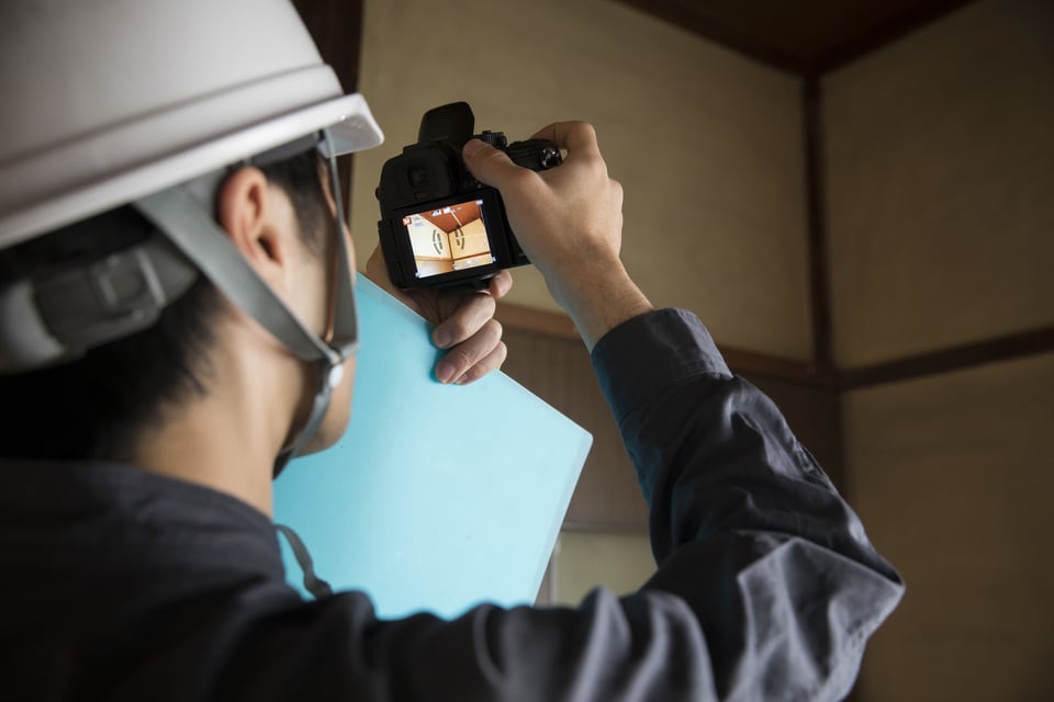 耐震改修促進法に基づき建築物の耐震診断をする男性