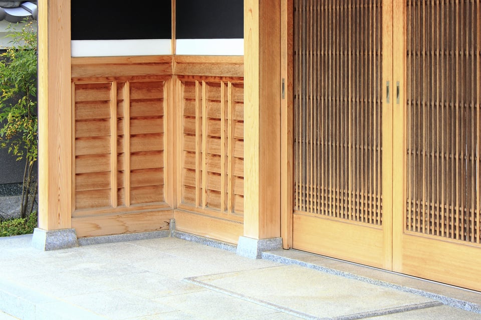 見事な細工の格子戸が使われた玄関