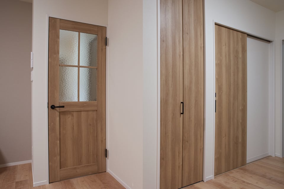 デッドスペースが少ない片引き戸を採用した室内扉