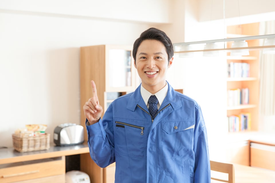 自主管理マンションの室内で説明をする管理人