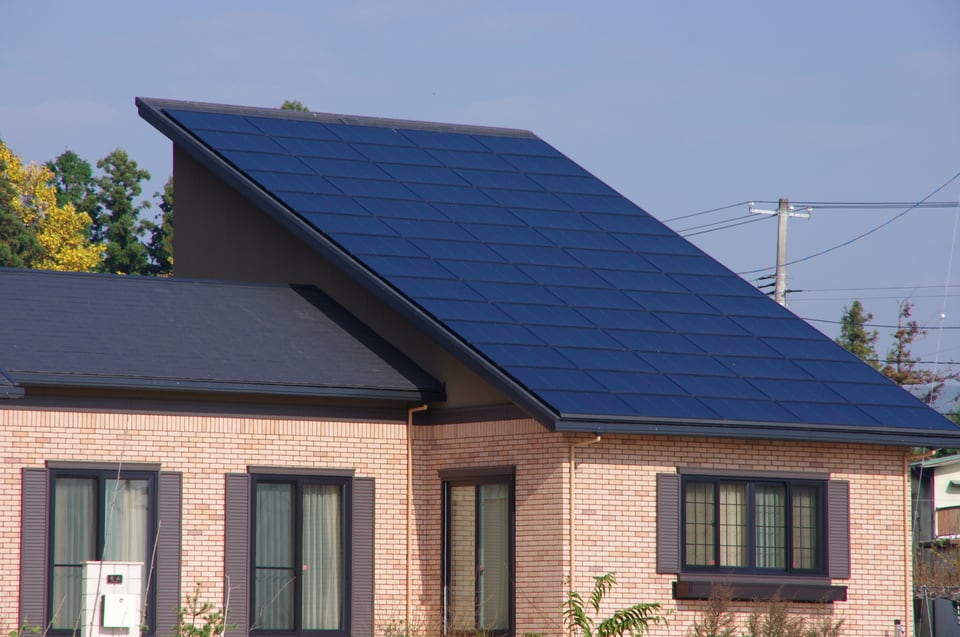 太陽光発電システムで自家発電する住宅