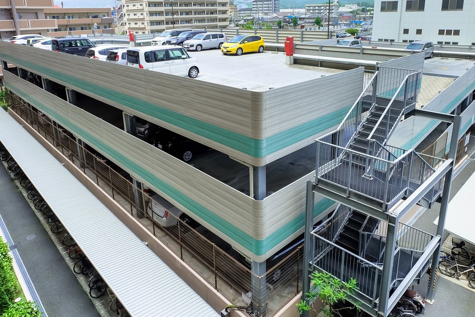 たくさんの自動車が駐車できる3階建ての自走式駐車場