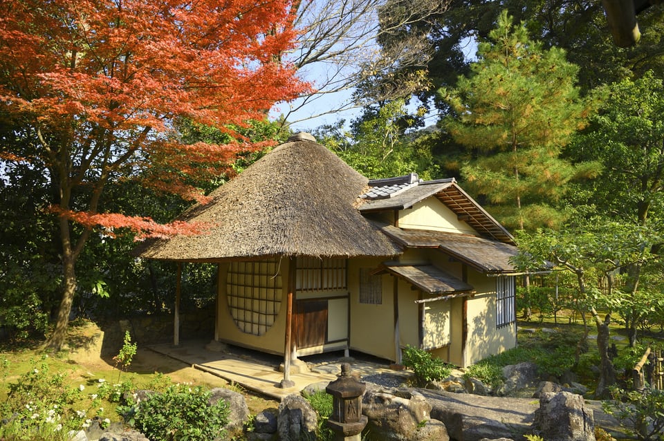 茅葺屋根が日本情緒を感じさせる茶室の外観