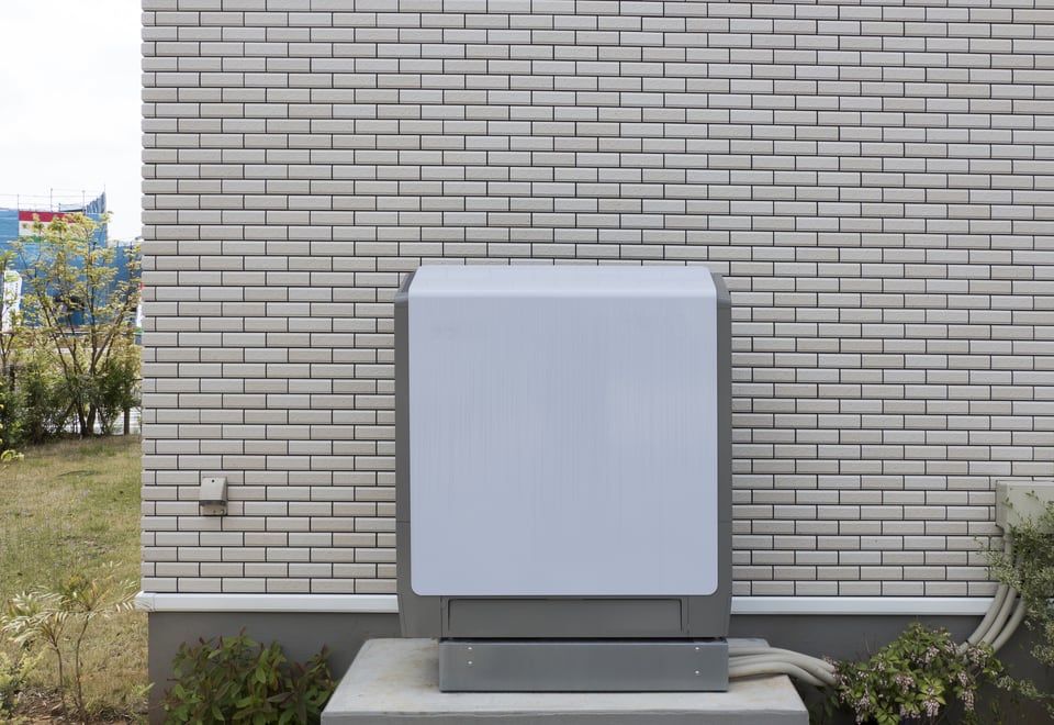 屋外に設置された蓄エネのための家庭用蓄電池