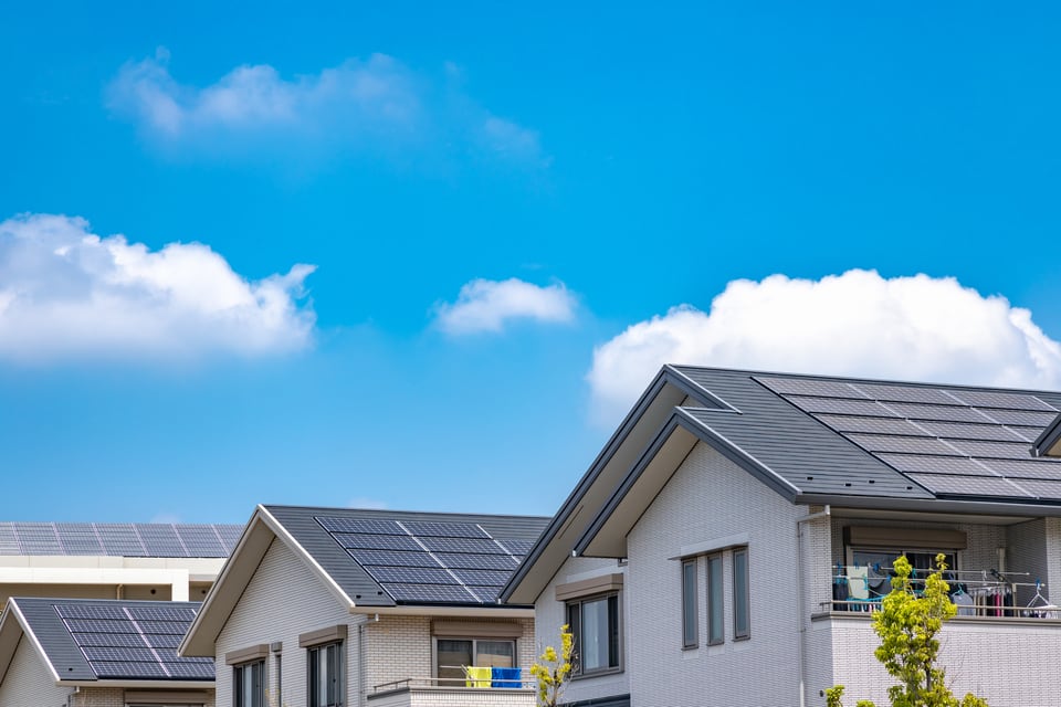 エネルギー開発のために太陽光発電システムが屋根に設置された一戸建て住宅群