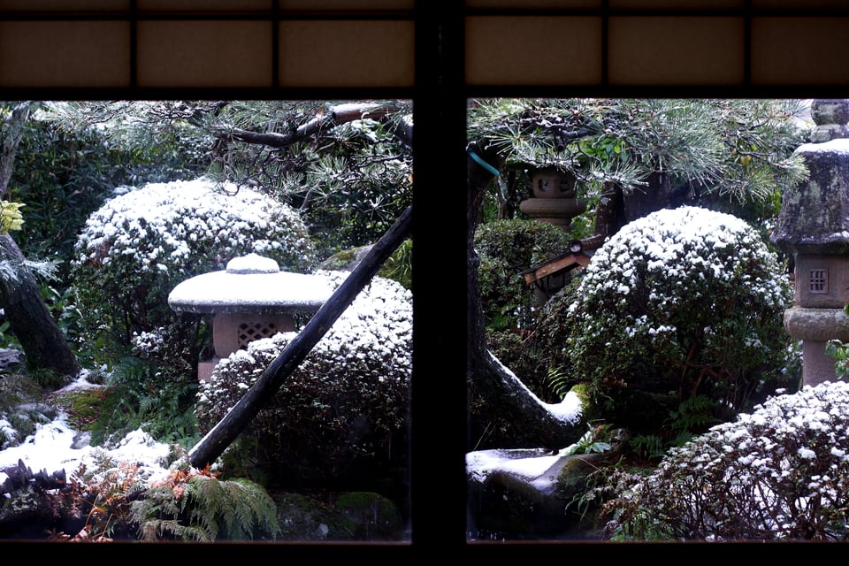 雪見障子から見える日本庭園の雪景色