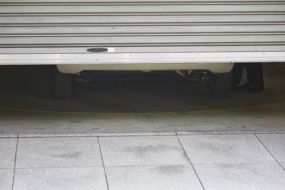 障害物に反応して停止する安全装置が付いた電動シャッター車庫