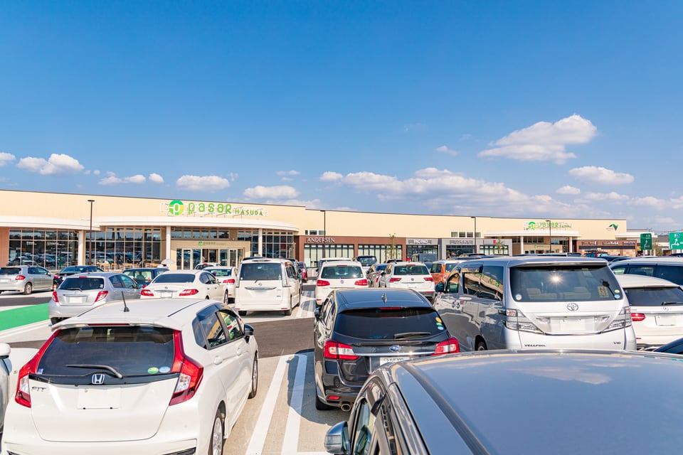 高速道路のサービスエリアにある平面駐車場
