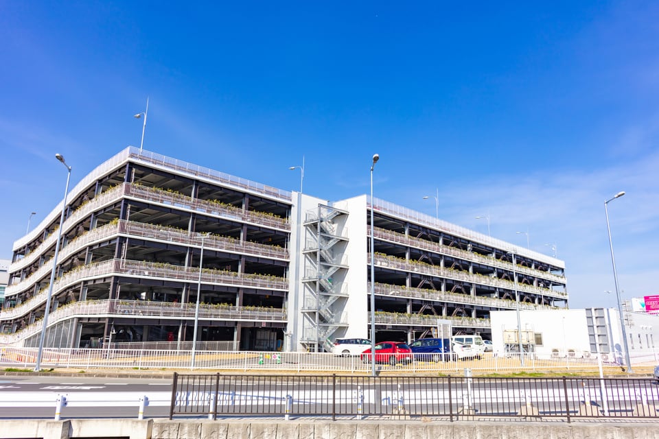 郊外都市の大型商業施設にある立体駐車場