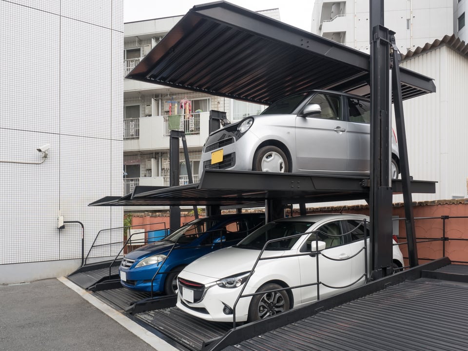 狭いスペースに複数の車が駐車できる機械式駐車場