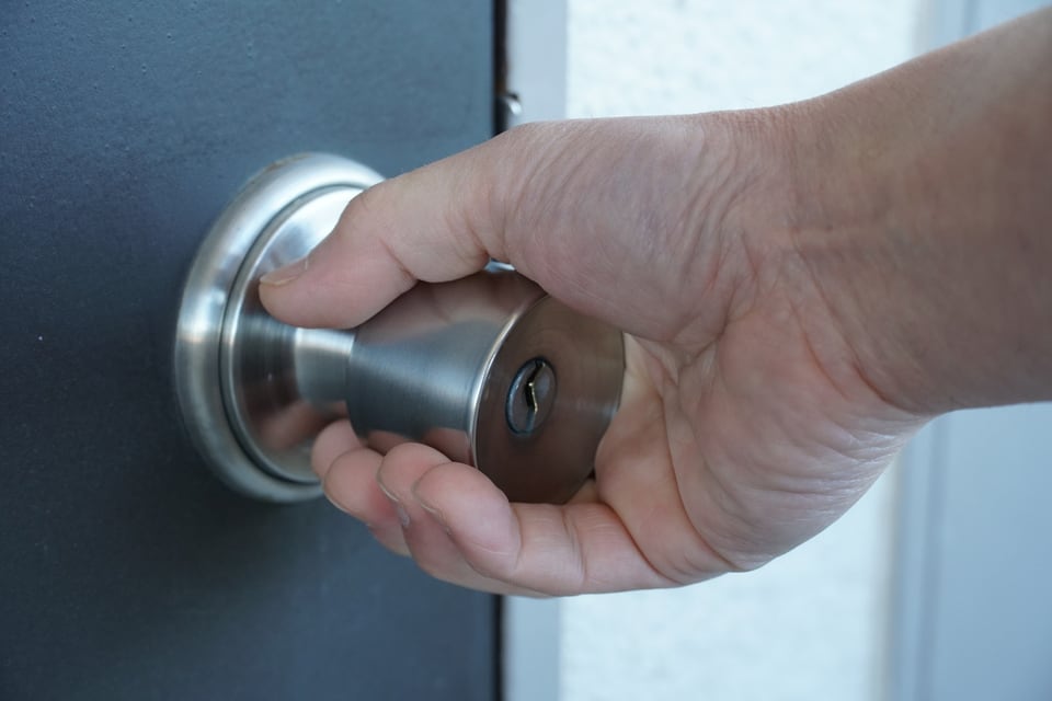 玄関ドアに取り付けられたインテグラル錠の鍵穴