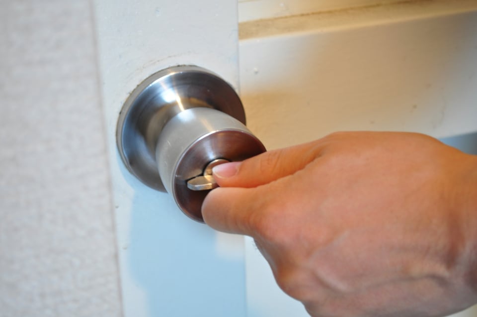 鍵の開閉が容易なインテグラル錠の内側のドアノブ