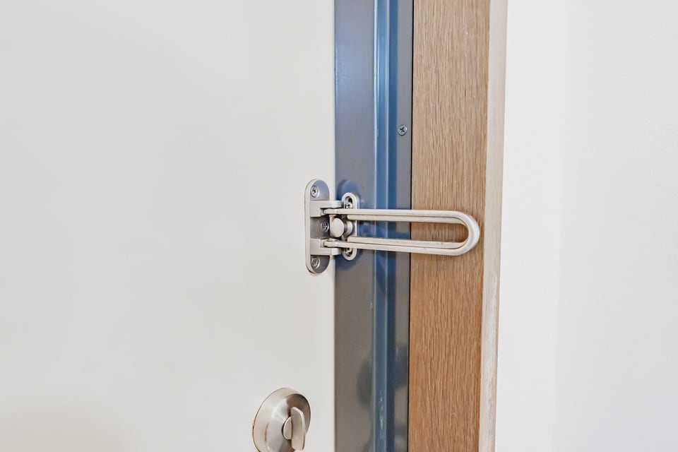 玄関ドアに設置された用心鎖の一種であるドアガード