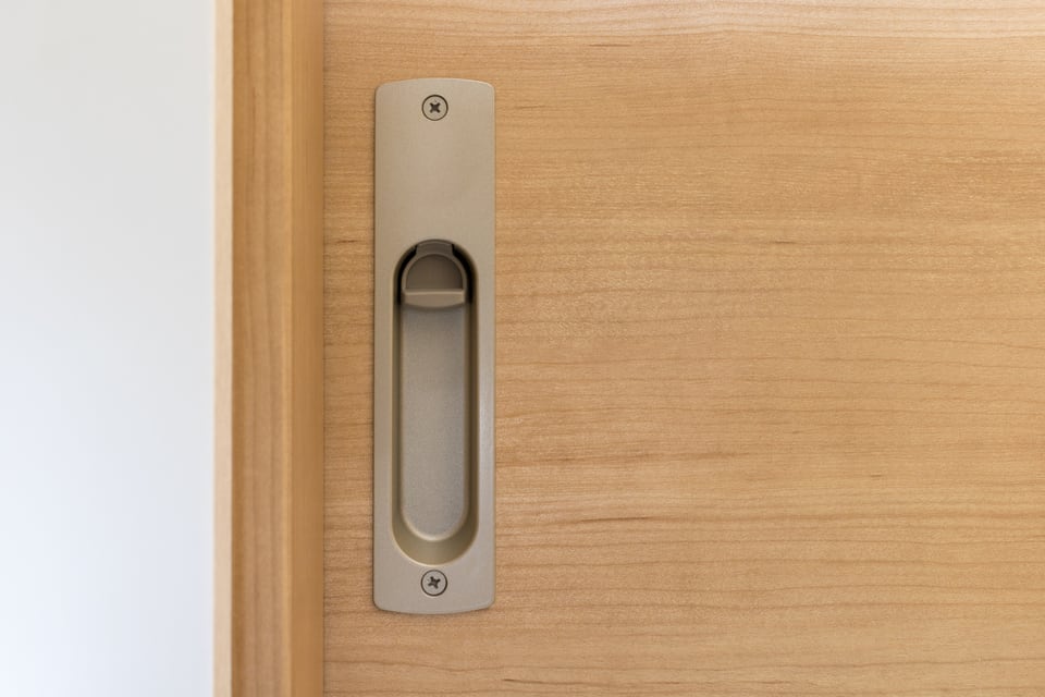 扉に鍵穴がなく部屋の内側からのみ解錠が可能な間仕切錠
