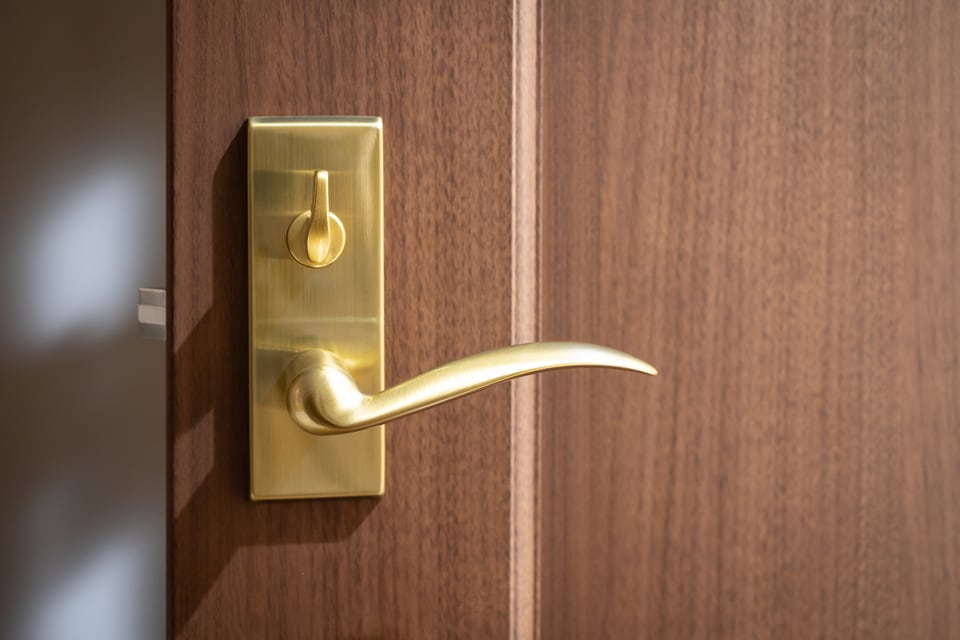 室内ドアに取り付けられたハンドル固定式の間仕切錠