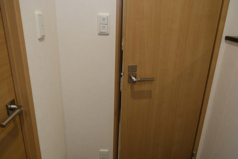 使用中かどうかわかりやすい表示錠が付いているトイレのドア
