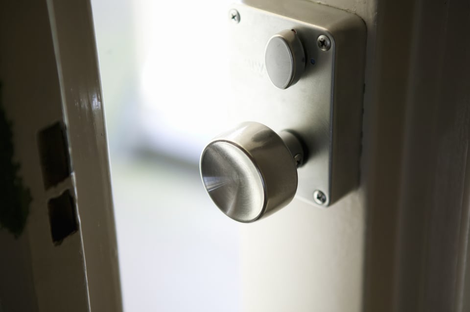 さまざまなドアに使用される面付け箱錠