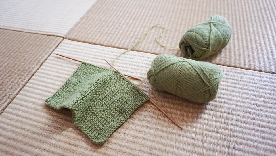 フローリング上に置いて設置するフローリング用畳で編み物を楽しんでいる様子