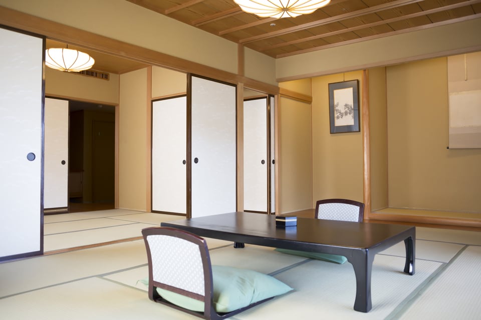 旅館に設置された和室と和室とを仕切る襖の上に設けられた鴨居
