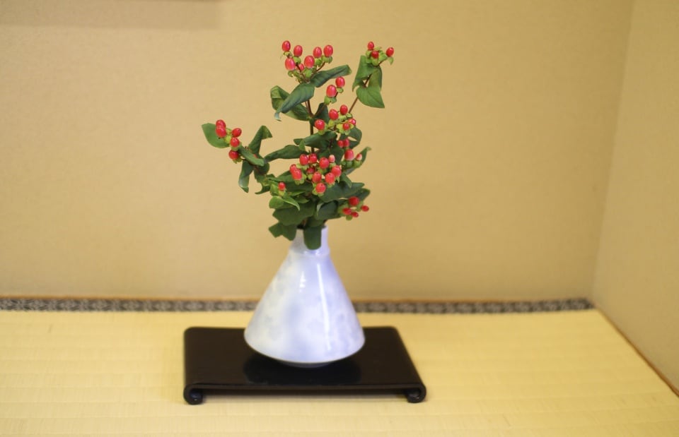 生け花が飾られた床の間畳