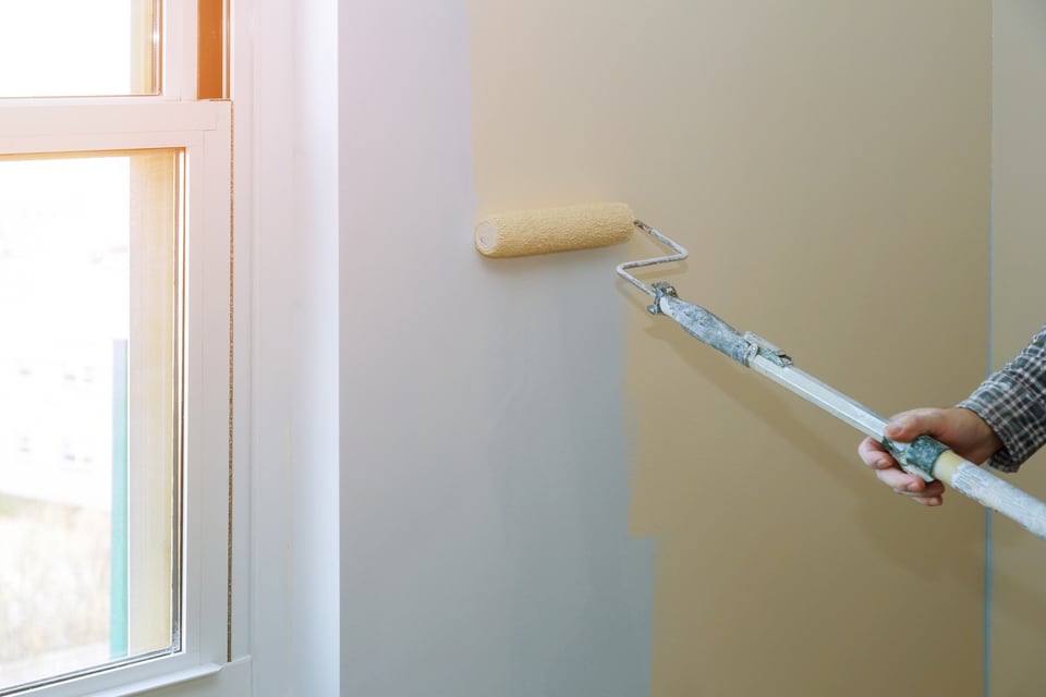 DIY対象賃貸で壁を黄色に塗り替えする男性