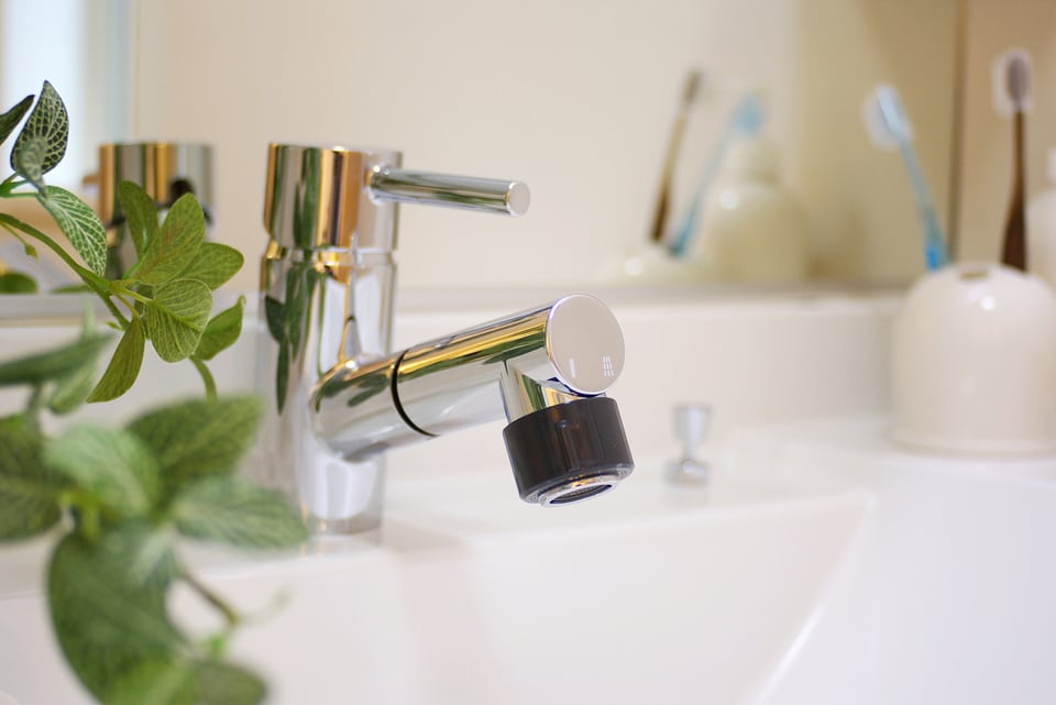 シンプルなデザインの洗面所のカラン