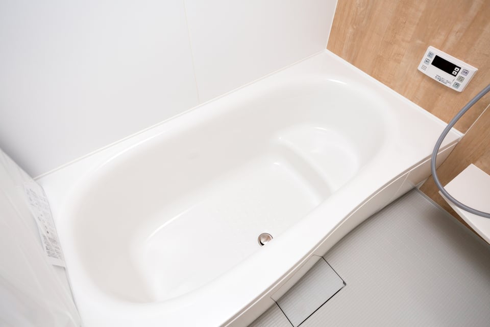 半身浴に便利な段差がある腰掛け付き浴槽