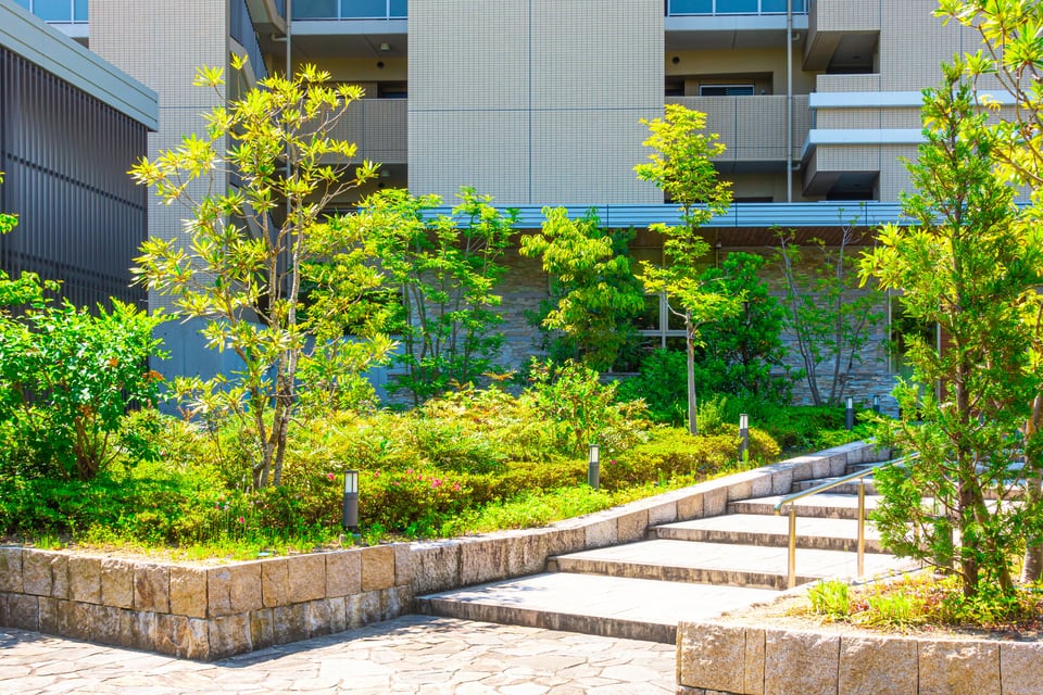 中低木の植栽で彩られたマンションのアプローチ