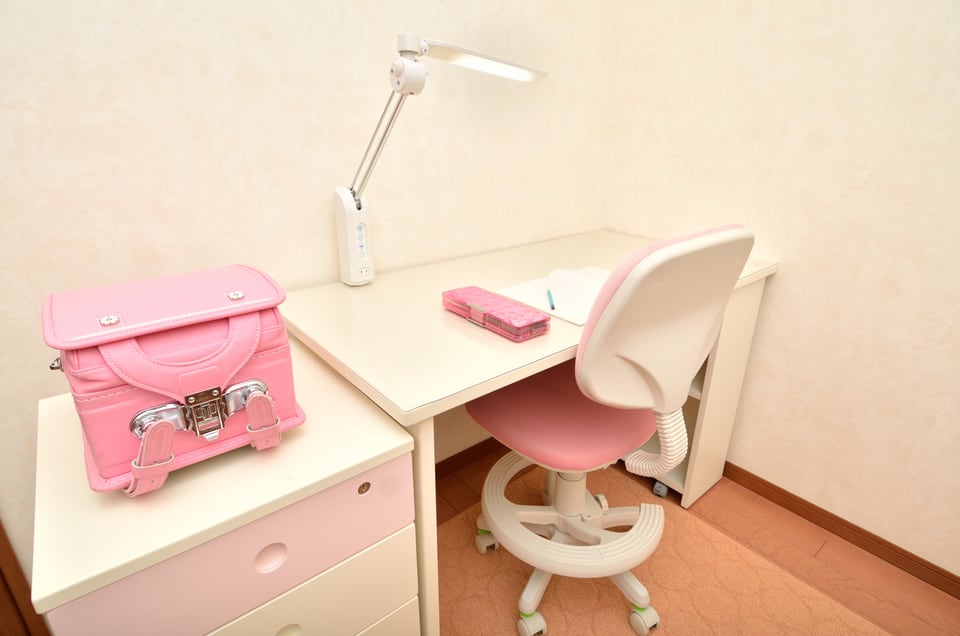 ピンク色のアクセントがかわいい子ども部屋の勉強机