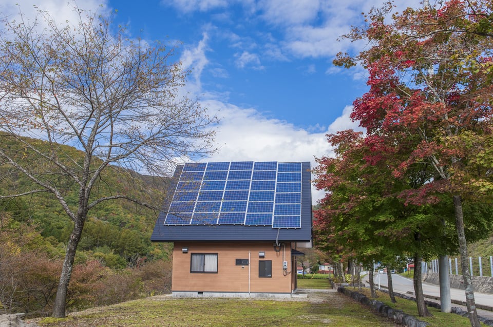太陽光パネルが屋根に設置されたエコロジーハウス