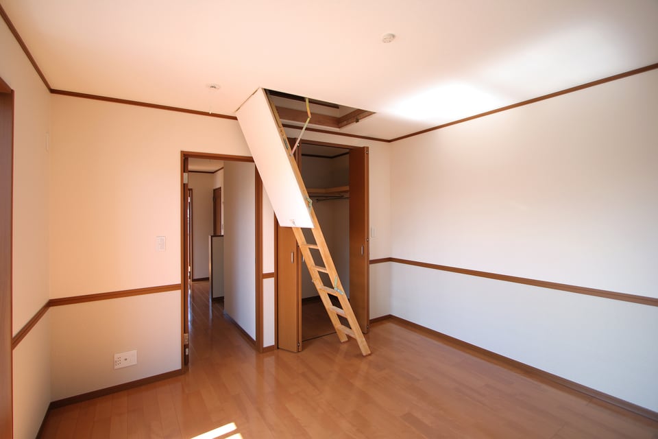 洋室からグルニエへ登る収納式の梯子