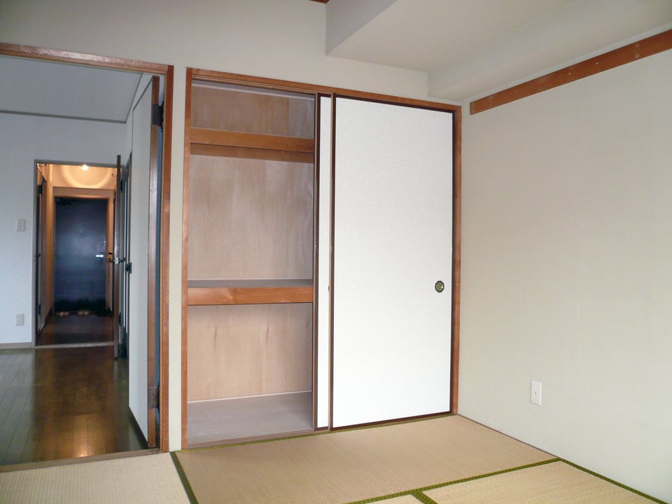 1Kの和室に設置された一般的な押入れ