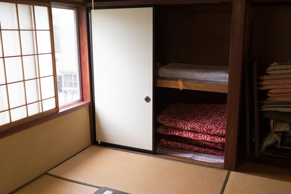 布団などを収納できる奥行の深い押入れ