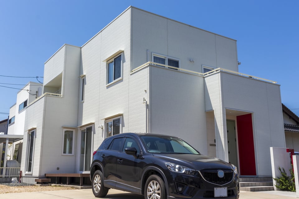 バルコニーのある白い外壁の新築戸建て住宅