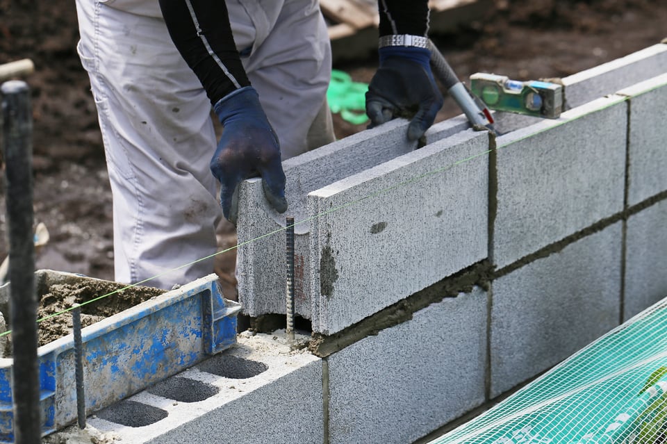コンクリートブロック塀を施工する男性作業員