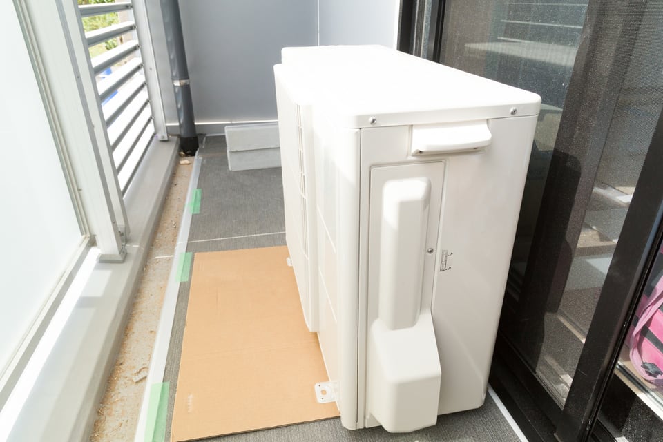 サービスバルコニーに設置された室外機