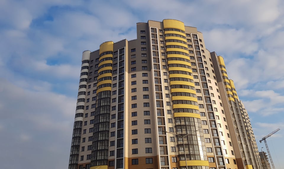 塗装済みサンドイッチパネルを外壁として用いた高層マンション