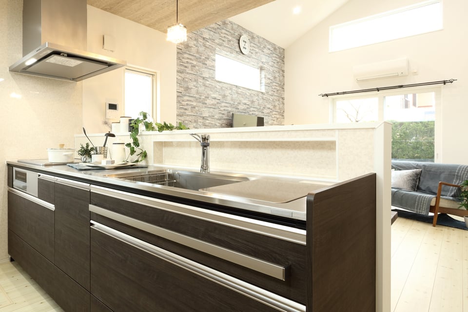 清潔感溢れるペニンシュラ型システムキッチン