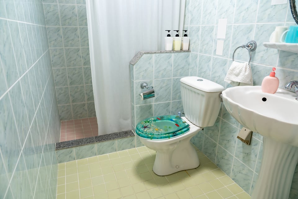 シャワー室とトイレを仕切り効果を持つシャワーカーテン
